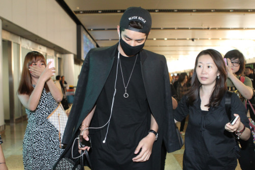 吴亦凡解约后首回国 口罩遮面亮相机场见粉丝（组图）