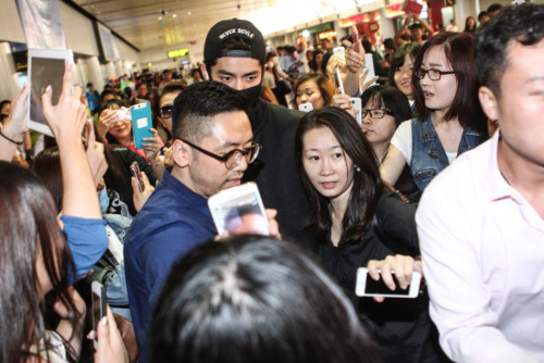 吴亦凡解约后首回国 口罩遮面亮相机场见粉丝（组图）