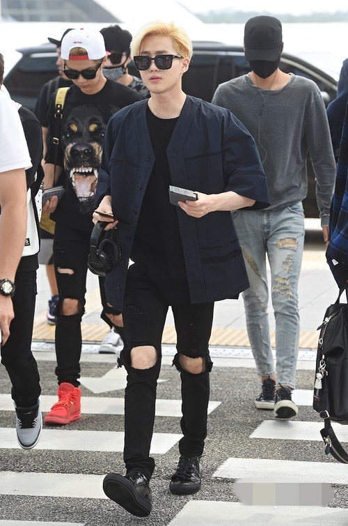 EXO赴南京亮相机场 演绎破洞牛仔裤时尚（组图）