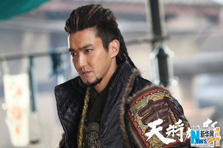 崔始源搭档成龙出演《天将雄师》 首次挑战蓄须硬汉造型 （组图）