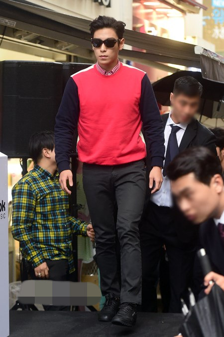 T.O.P出席活动亮相明洞 红蓝拼接卫衣变身秋季暖男（组图）