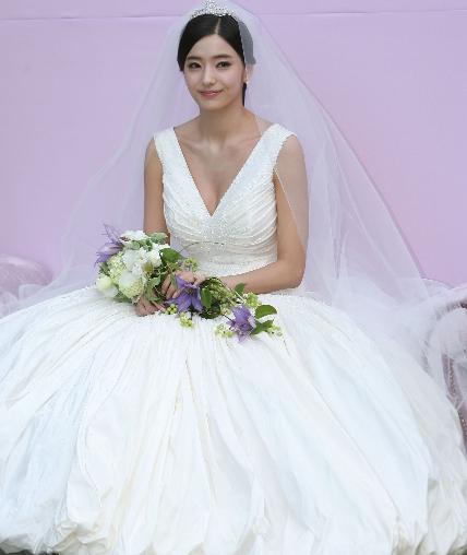 汤唯新娘妆宛若仙女 中韩女星婚纱照大“PK”（组图）