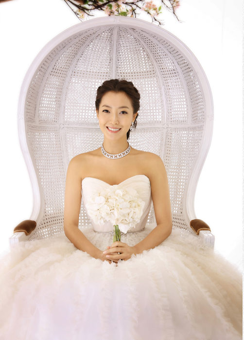 汤唯新娘妆宛若仙女 中韩女星婚纱照大“PK”（组图）