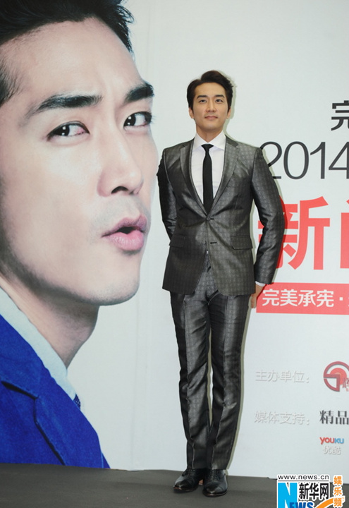感慨见面会等了十多年       8月22日,韩国人气偶像男星宋承宪在京