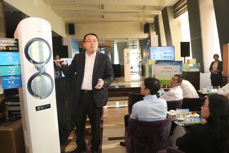 三星携首款CADR值超过1000以上大型空气净化器亮相中国，并开始展开在教育、医疗、健身等商用空气净化器领域的布局。