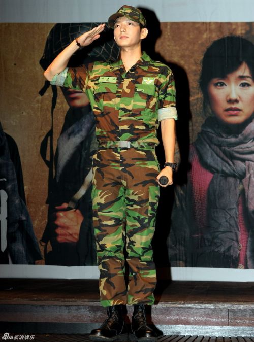 李易峰李钟硕金秀贤李敏镐 中韩男神制服诱惑你钟爱哪款？(组图)