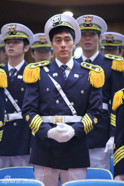 李易峰李钟硕金秀贤李敏镐 中韩男神制服诱惑你钟爱哪款？(组图)
