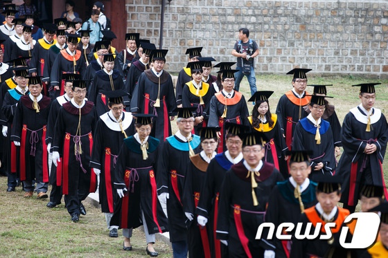韩国成均馆大学毕业生举行“告由礼” 宣告毕业（组图）