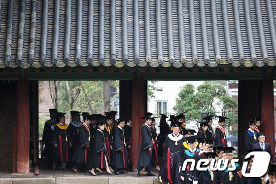 韩国成均馆大学毕业生举行“告由礼” 宣告毕业（组图）