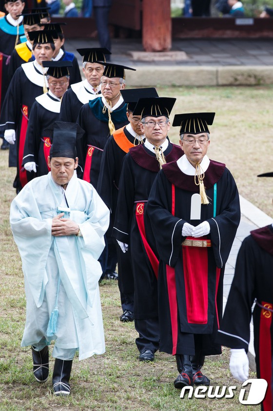韩国成均馆大学毕业生举行“告由礼” 宣告毕业（组图）