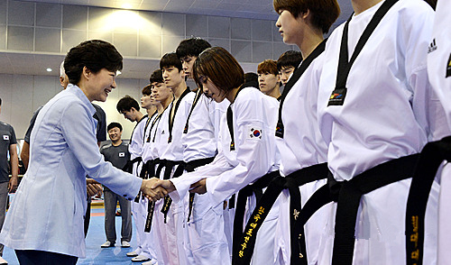 朴槿惠看望仁川亚运会韩国代表团（组图）