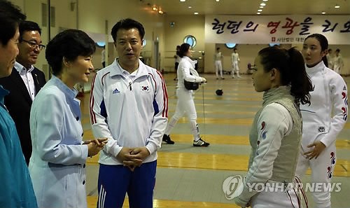 朴槿惠看望仁川亚运会韩国代表团（组图）