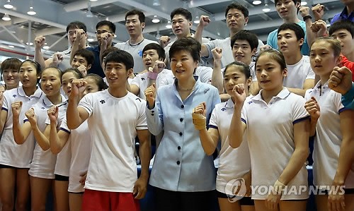 朴槿惠看望仁川亚运会韩国代表团（组图）