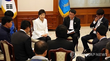 韩国“世越号”沉船事故发生后，朴槿惠接见沉船事故遇难者家属，当面道歉表示。
