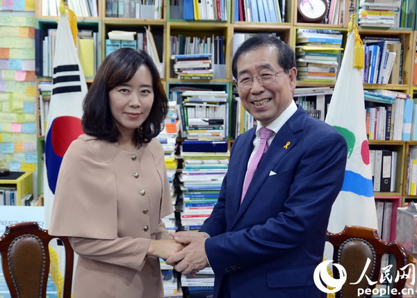 韩国首尔市市长朴元淳（右）