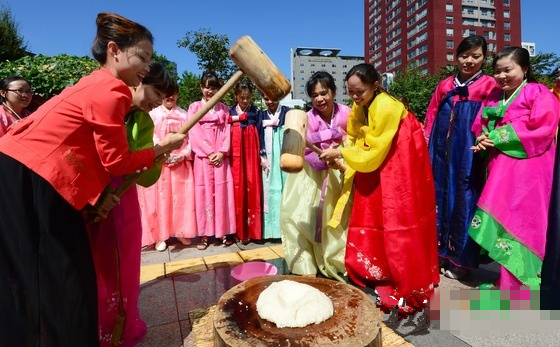 多文化家庭女性齐聚一堂  喜迎中秋体验韩国传统民俗（组图） 