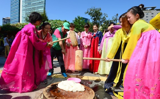 多文化家庭女性齐聚一堂  喜迎中秋体验韩国传统民俗（组图） 