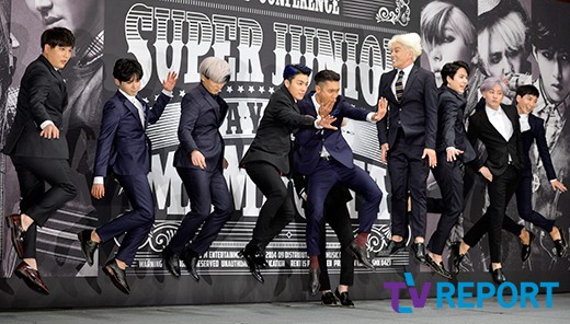 Super Junior深色西装出席记者会 晟敏新发型“雷人”东海银赫亲密私聊（组图）