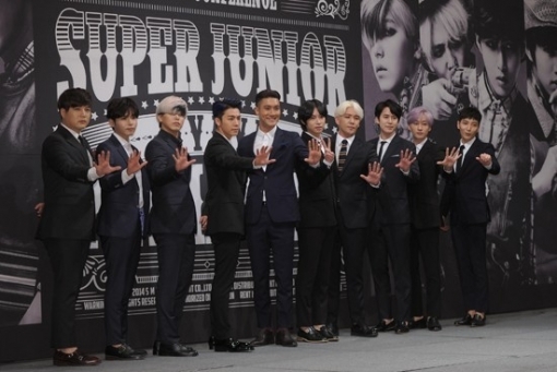 Super Junior深色西装出席记者会 晟敏新发型“雷人”东海银赫亲密私聊（组图）