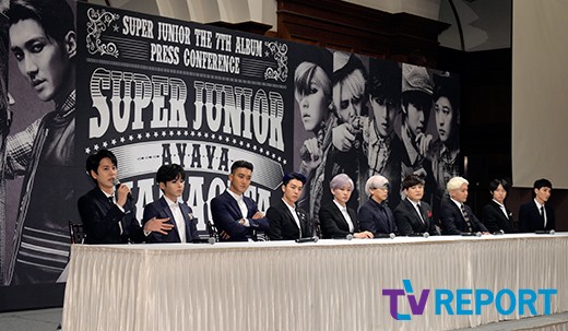 Super Junior深色西装出席记者会 晟敏新发型“雷人”东海银赫亲密私聊（组图）