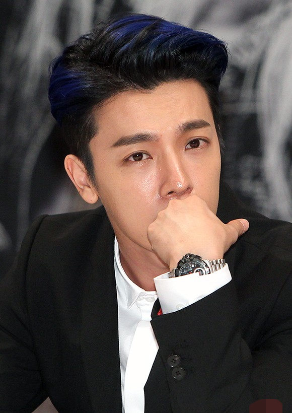 Super Junior深色西装出席记者会 晟敏新发型“雷人”东海银赫亲密私聊（组图）