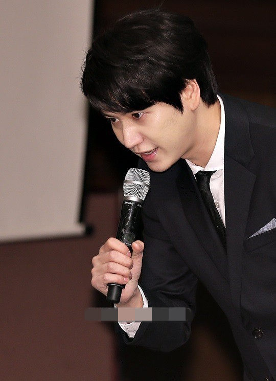 Super Junior深色西装出席记者会 晟敏新发型“雷人”东海银赫亲密私聊（组图）