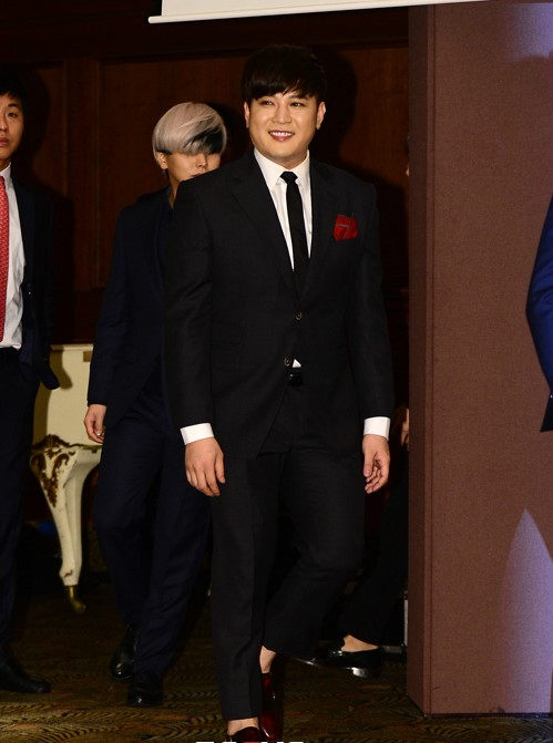 Super Junior深色西装出席记者会 晟敏新发型“雷人”东海银赫亲密私聊（组图）