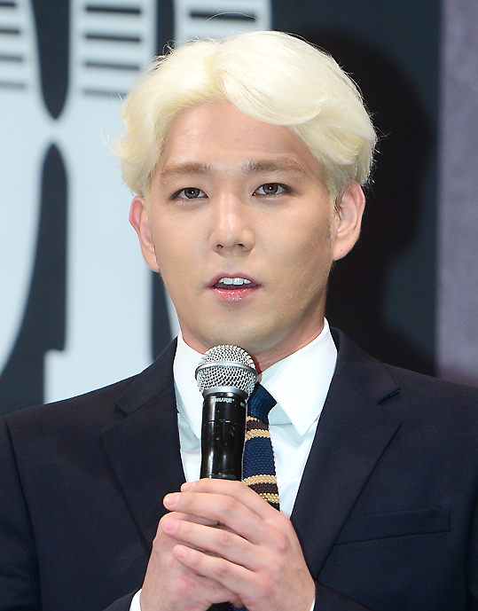 Super Junior深色西装出席记者会 晟敏新发型“雷人”东海银赫亲密私聊（组图）