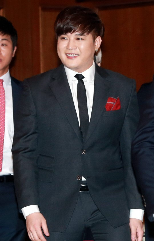 Super Junior深色西装出席记者会 晟敏新发型“雷人”东海银赫亲密私聊（组图）
