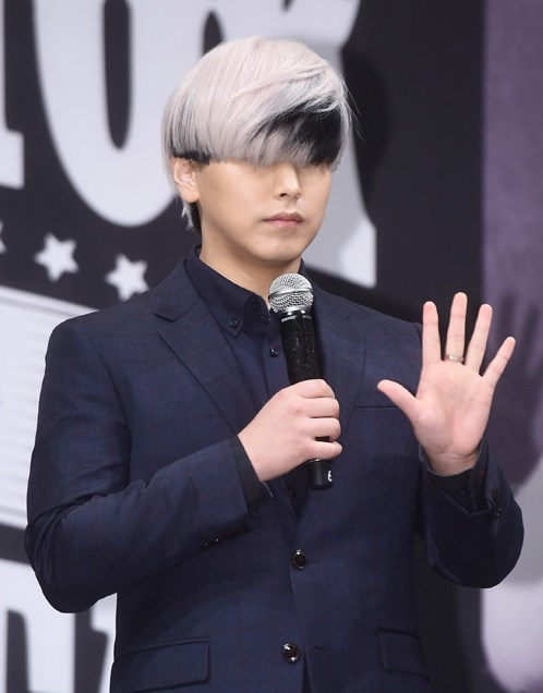 Super Junior深色西装出席记者会 晟敏新发型“雷人”东海银赫亲密私聊（组图）