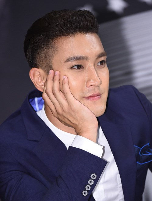 Super Junior深色西装出席记者会 晟敏新发型“雷人”东海银赫亲密私聊（组图）