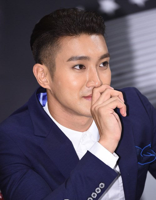 Super Junior深色西装出席记者会 晟敏新发型“雷人”东海银赫亲密私聊（组图）