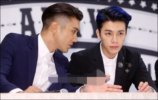 Super Junior深色西装出席记者会 晟敏新发型“雷人”东海银赫亲密私聊（组图）