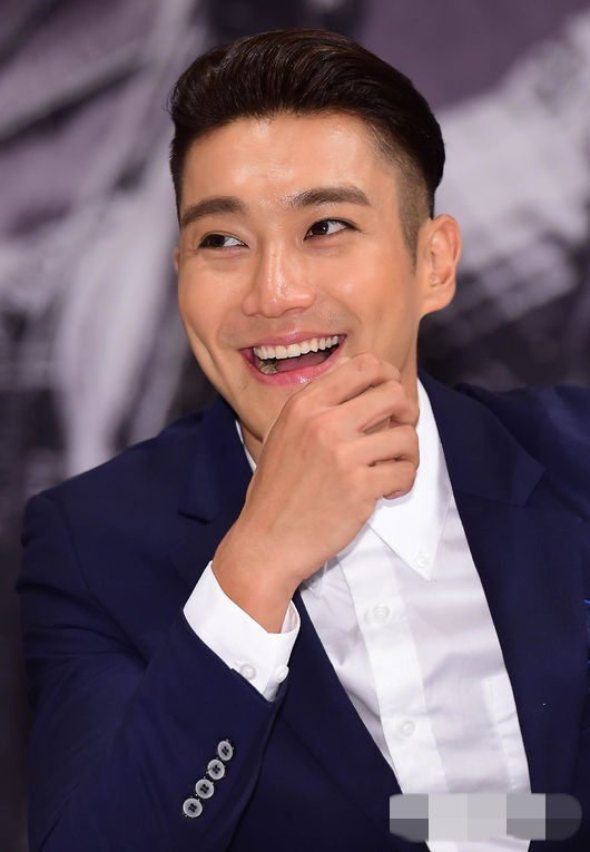 Super Junior深色西装出席记者会 晟敏新发型“雷人”东海银赫亲密私聊（组图）