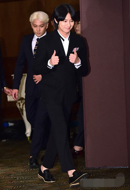 Super Junior深色西装出席记者会 晟敏新发型“雷人”东海银赫亲密私聊（组图）