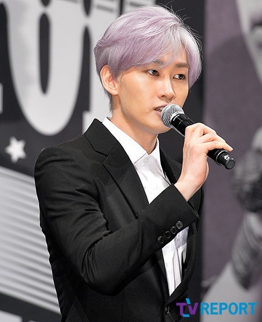 Super Junior深色西装出席记者会 晟敏新发型“雷人”东海银赫亲密私聊（组图）