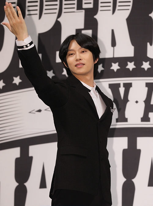 Super Junior深色西装出席记者会 晟敏新发型“雷人”东海银赫亲密私聊（组图）