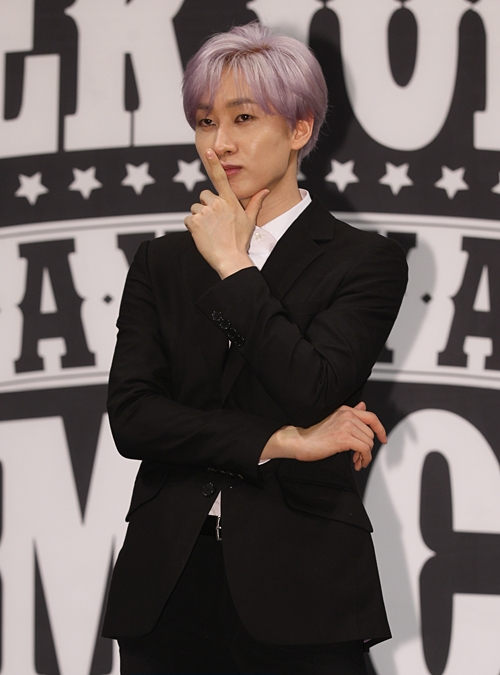 Super Junior深色西装出席记者会 晟敏新发型“雷人”东海银赫亲密私聊（组图）