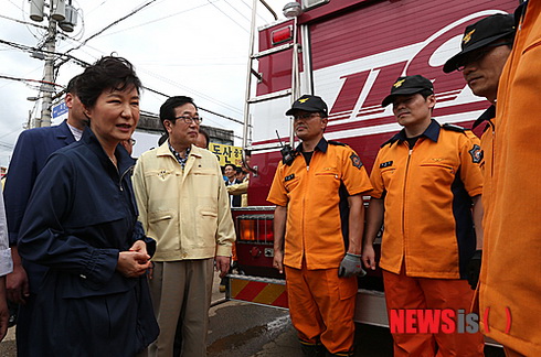 韩国总统朴槿惠赴釜山暴雨灾区视察 指导抗洪救灾（图）