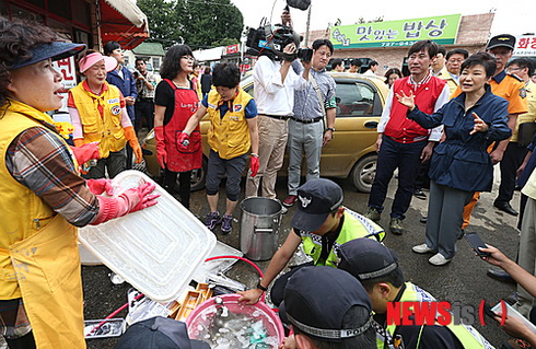 韩国总统朴槿惠赴釜山暴雨灾区视察 指导抗洪救灾（图）