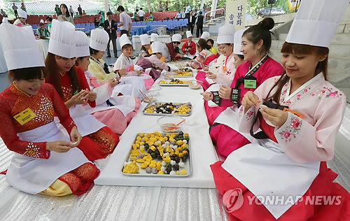 跨国婚姻家庭女性制作传统美食迎中秋