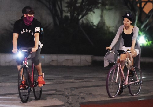 传GOD孙浩英与歌手Ami交往  “甜蜜自行车约会”被曝光（组图）