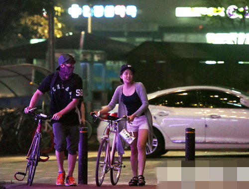 传GOD孙浩英与歌手Ami交往  “甜蜜自行车约会”被曝光（组图）