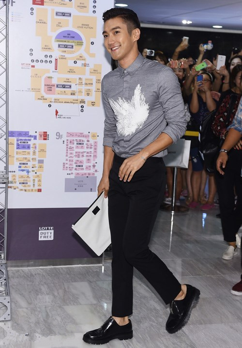 崔始源出席活动 “一笑倾城”的雕刻美男（组图）