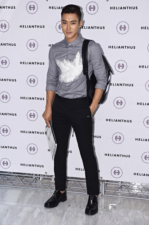 崔始源出席活动 “一笑倾城”的雕刻美男（组图）