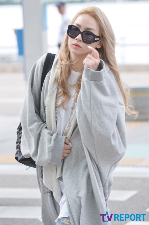 2NE1队长CL现身机场 演绎“超大号”时尚（组图）