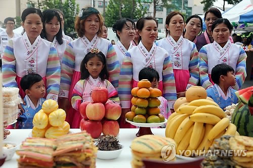 在韩外籍居民体验中秋节文化 穿韩服学韩礼不亦乐乎(组图)