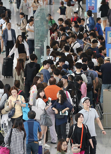 中秋将至 仁川机场迎韩国人出国旅游热潮（组图）