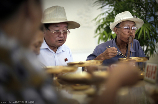 高清:街头实拍朝鲜平壤民众的吃与玩（组图）