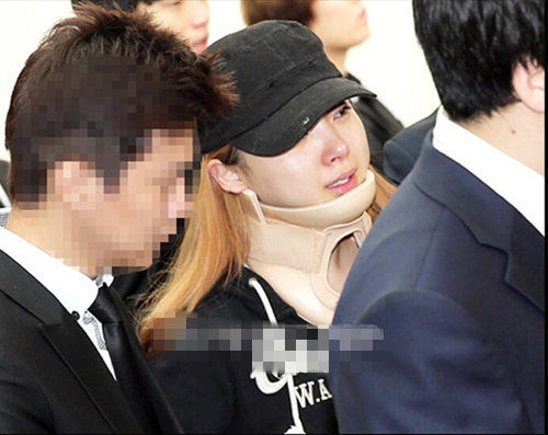 韩国女团成员高恩妃葬礼 受伤队友Zuny戴颈脖痛哭（组图）